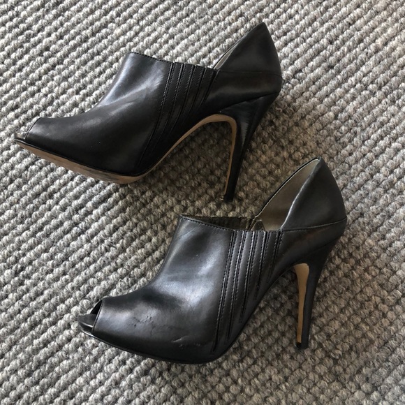 Guess by Marciano size 7.5 black bootie heels - Picture 3 of 8